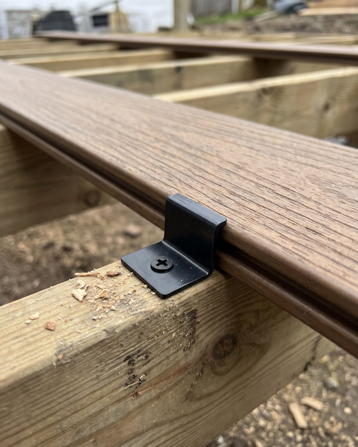 CLIP INICIAL DE ACERO INOXIDABLE PARA PISO DECK WPC | NEGRO