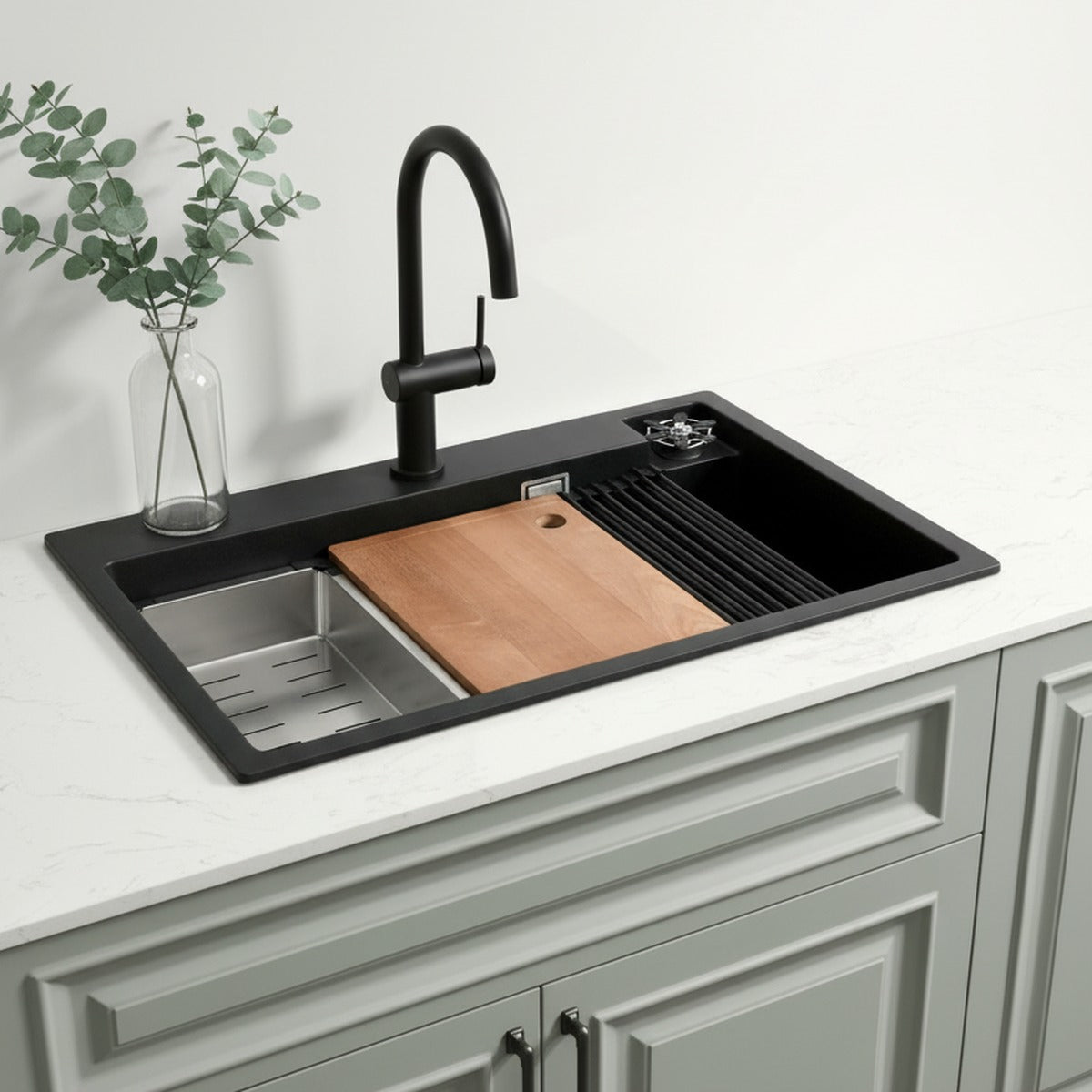 Fregadero de granito 75 cm negro con enjuagador de vasos, tabla y escurridor instalado en una cocina