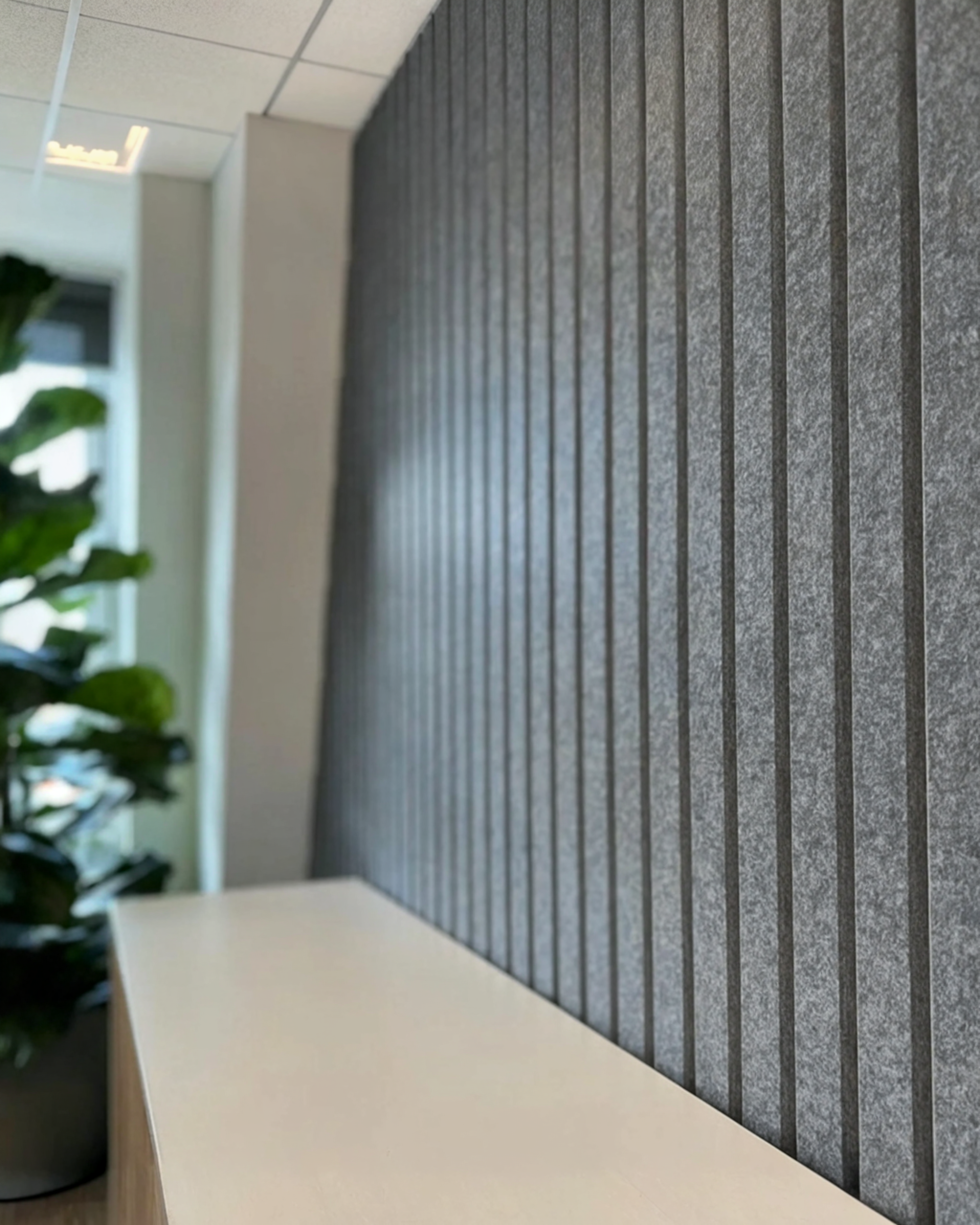 PANEL ACÚSTICO DE POLIÉSTER NEGRO SÉSAMO 2.9×0.6 M – 8 MM