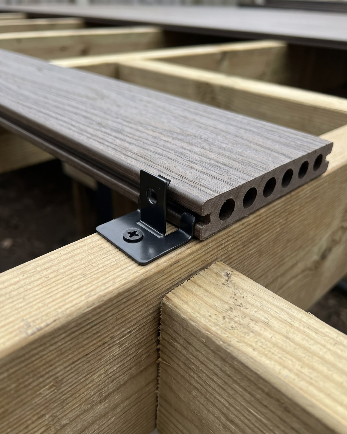 CLIP FINAL DE ACERO INOXIDABLE PARA PISO DECK WPC | NEGRO