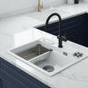 Fregadero de granito 62 cm blanco con enjuagador de vasos y portacuchillos instalado en una cocina