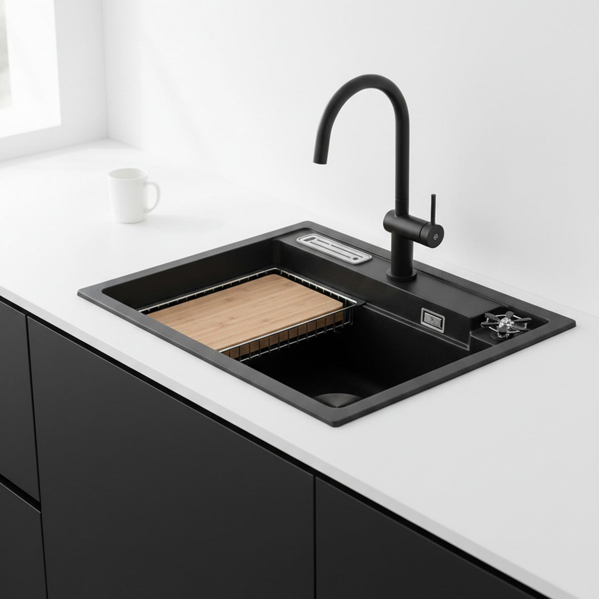 Fregadero de granito 62 cm negro con enjuagador de vasos y portacuchillos instalado en una cocina
