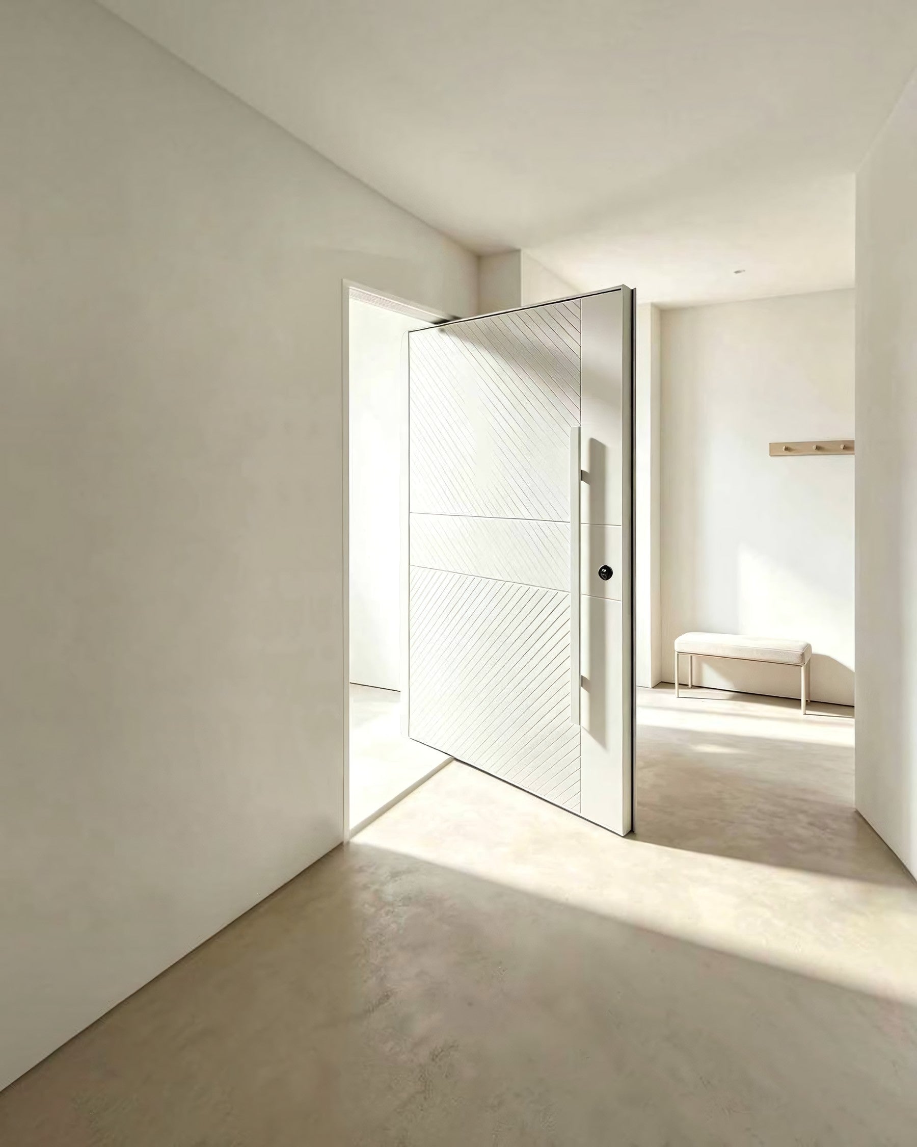 Puerta de seguridad blanco mate abierta en pasillo con luz natural